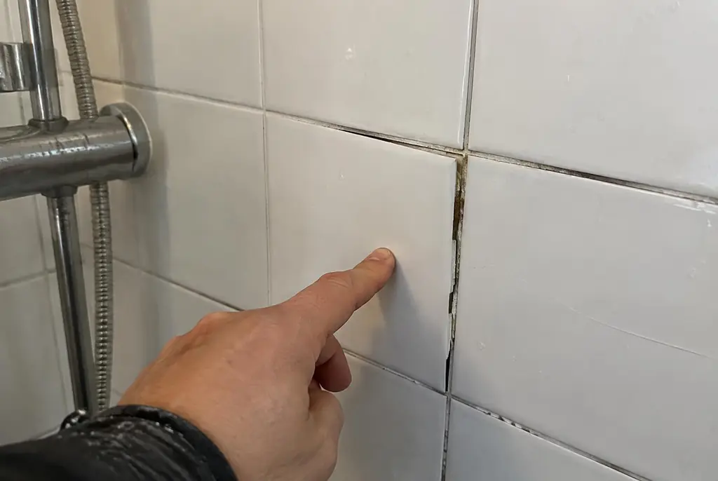 Lekdetectie Bunnik – losse, holle badkamertegels door een lekkage