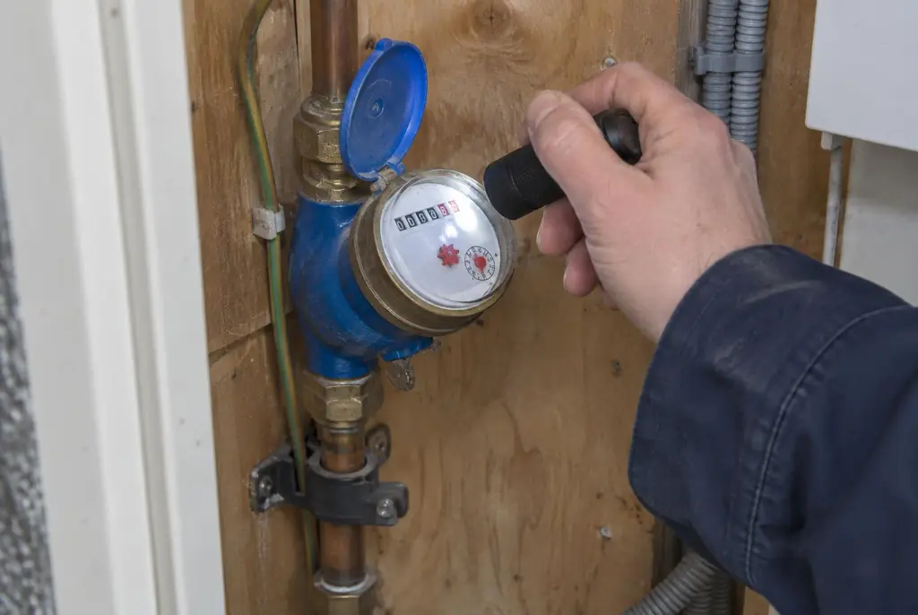 Lekdetectie Bunnik – watermeter in de meterkast controleren met een zaklamp
